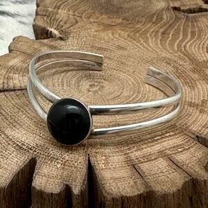 1980s Native American NAVAJO Sterling Silver & Round Onyx Sweater Cuff Bracelet